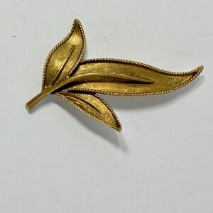 VTG BSK Gold Tone Leaf Brooch Textured Botanical Pin Mid Century Jewelry